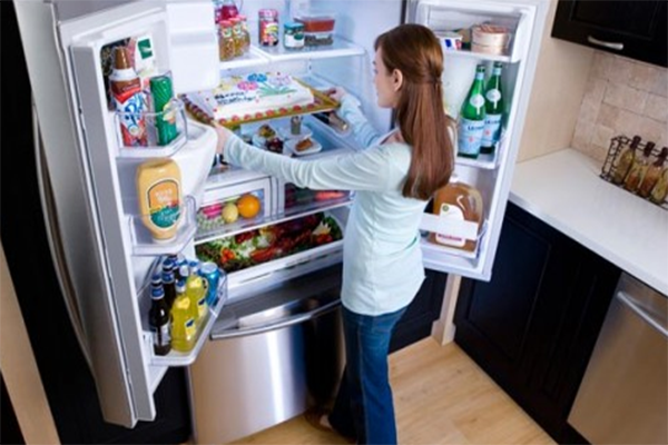 Tìm hiểu tính năng làm đá tự động trên tủ lạnh hoạt động như thế nào?